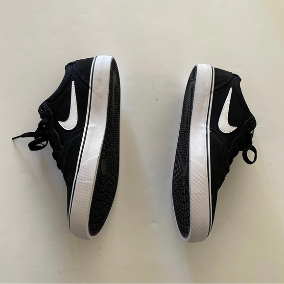 Black Lace-Up Nike Unisex Sneakers - Picture 3 of 11